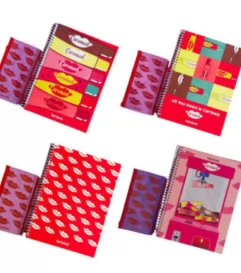 CADERNO UNIV 1M COM BOLSA CARMED - STARSCHOOL
